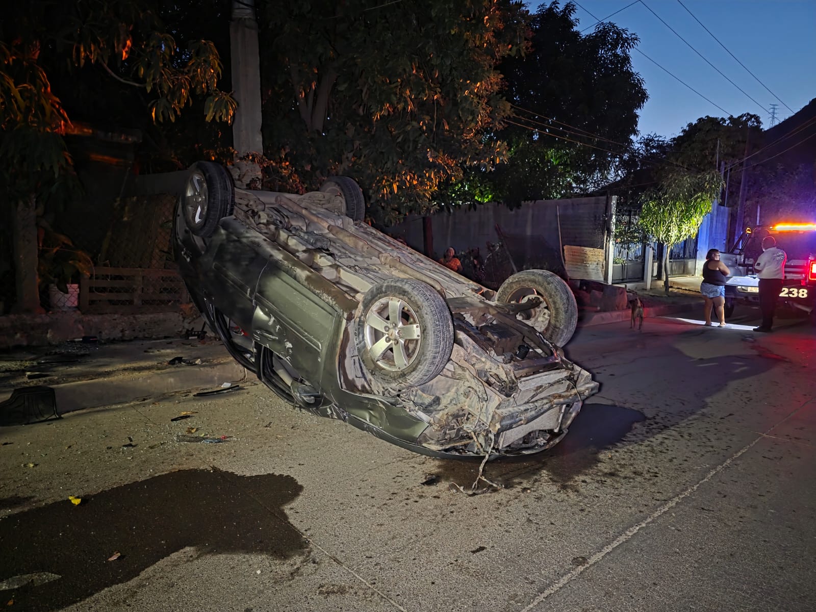Resultan tres mujeres lesionadas en volcadura