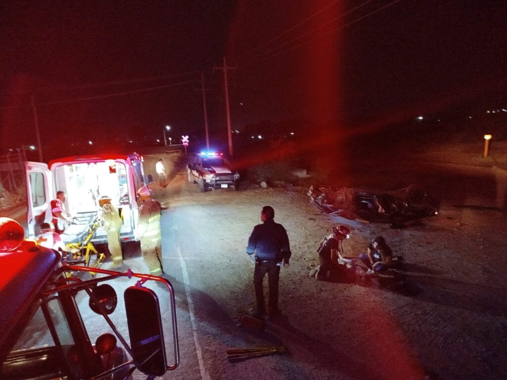 Rescatan a fémina de auto incendiado 7 534