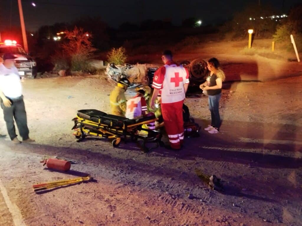 Rescatan a fémina de auto incendiado 8 535