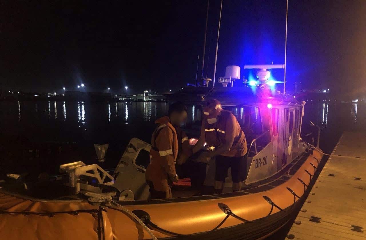 Auxilia Marina a tripulantes de buque-tanque