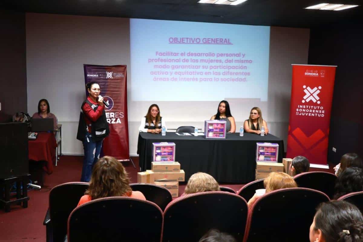 Entrega Gobierno de Sonora botiquines de Bienestar Menstrual en la Casa de la Cultura de Sonora
