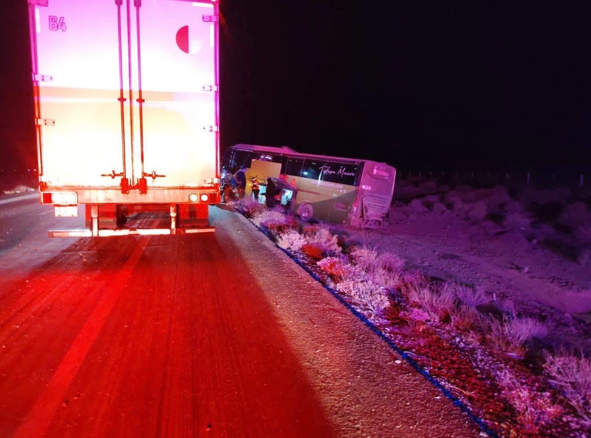 Autobús De Pasajeros Sufre Accidente En Carretera Del Norte De Sonora