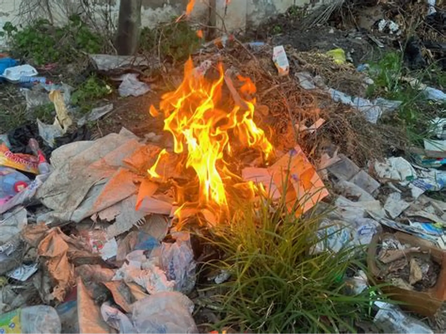 Quema de basura preocupa a vecinos de la 13 de Julio