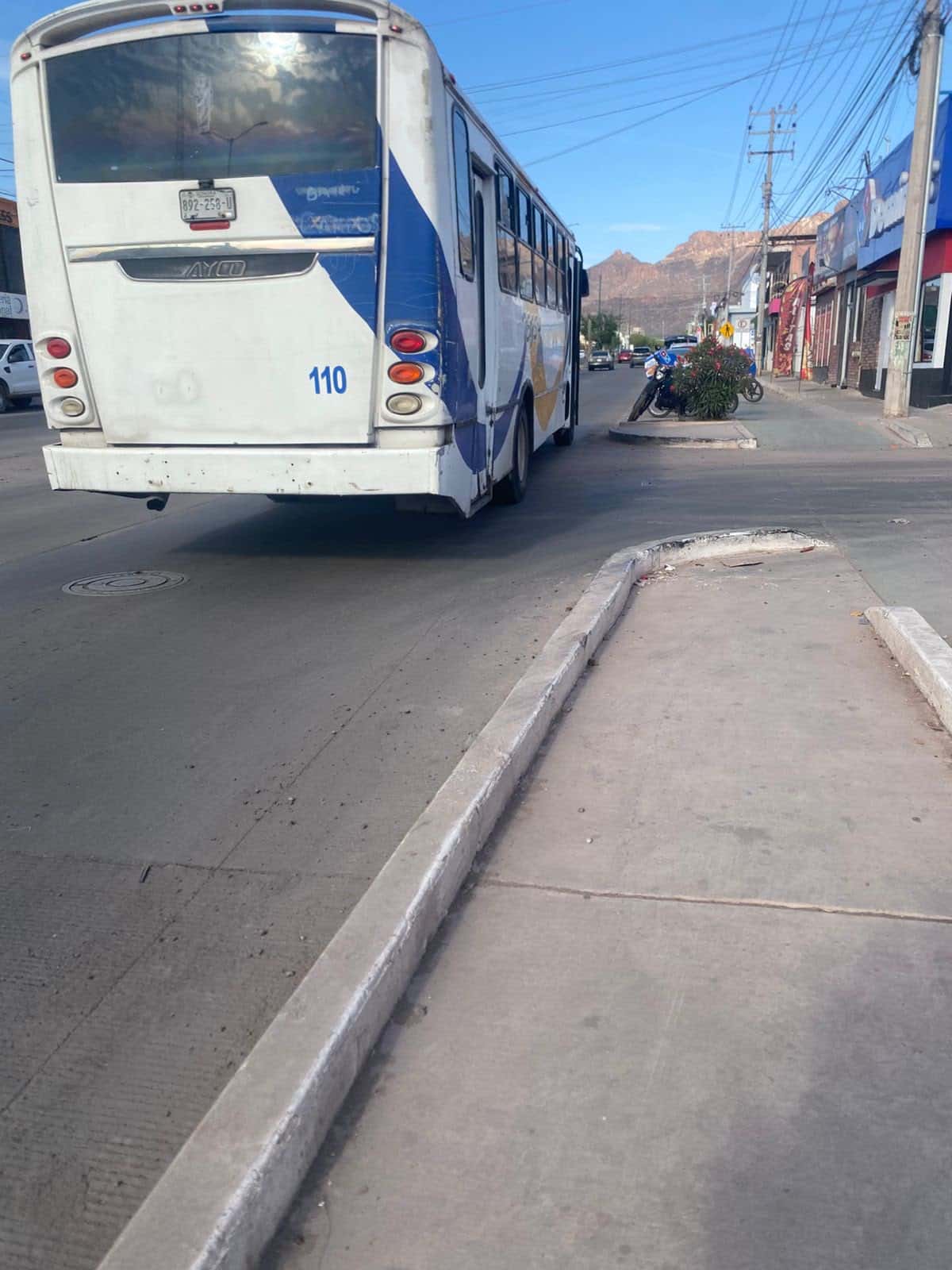 Sufren usuarios del transporte por falta de aire acondicionado