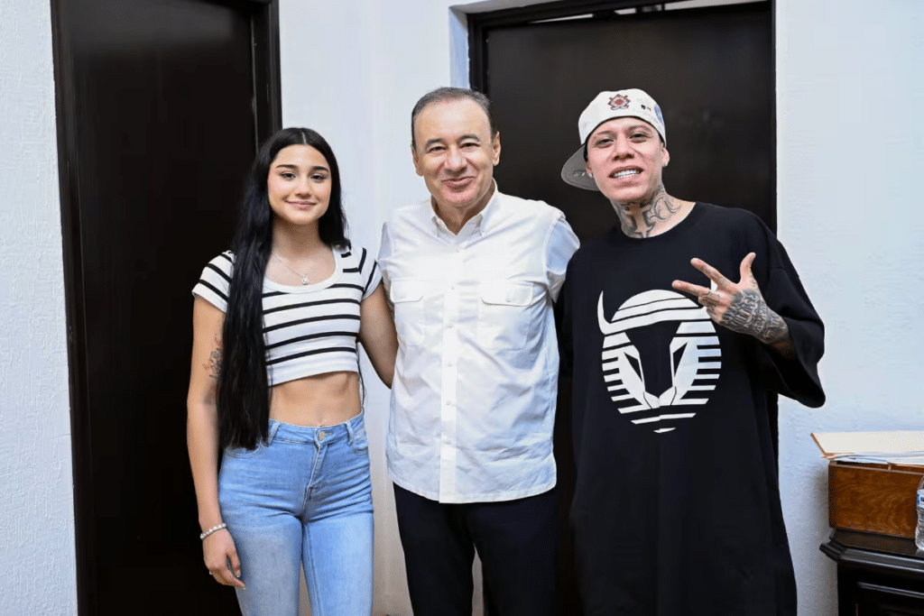 Camila Zamorano visita a Durazo junto a Santa Fe Klan 1 image
