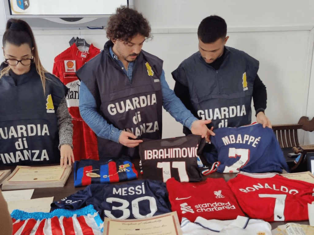 España decomisa 66 mil camisetas falsas que serían vendidas durante el Mundial 2026 1 image
