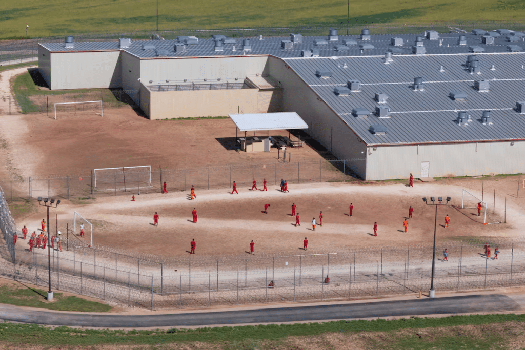 ICE da un giro a su plan de convertir almacenes en centros de detención para migrantes 1 image
