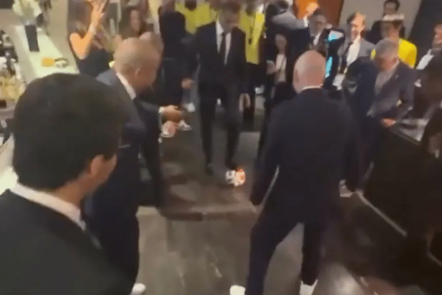 Leyendas de Brasil exhiben a Infantino en un torito 1 image