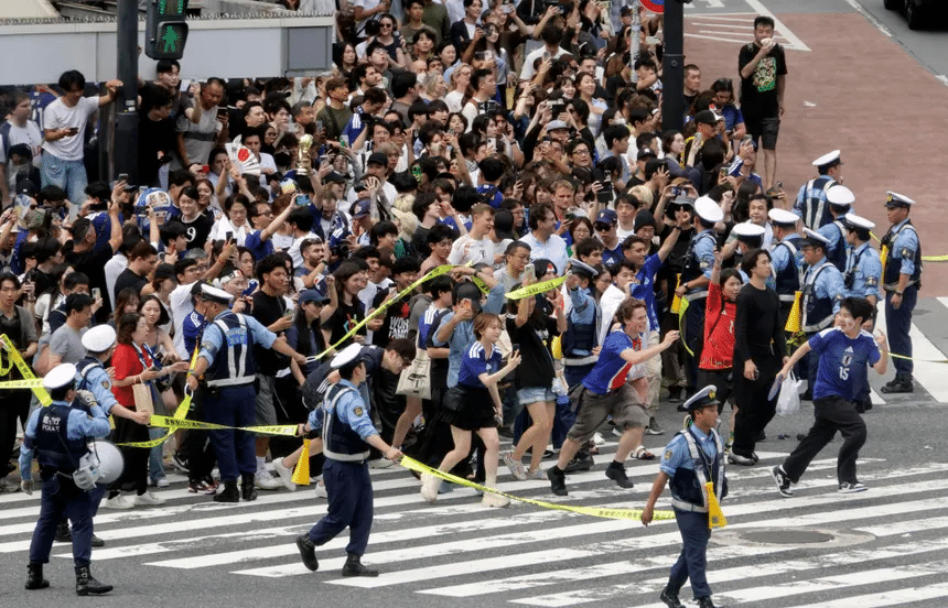 Aficionados japoneses paralizan el cruce de Shibuya 1 image