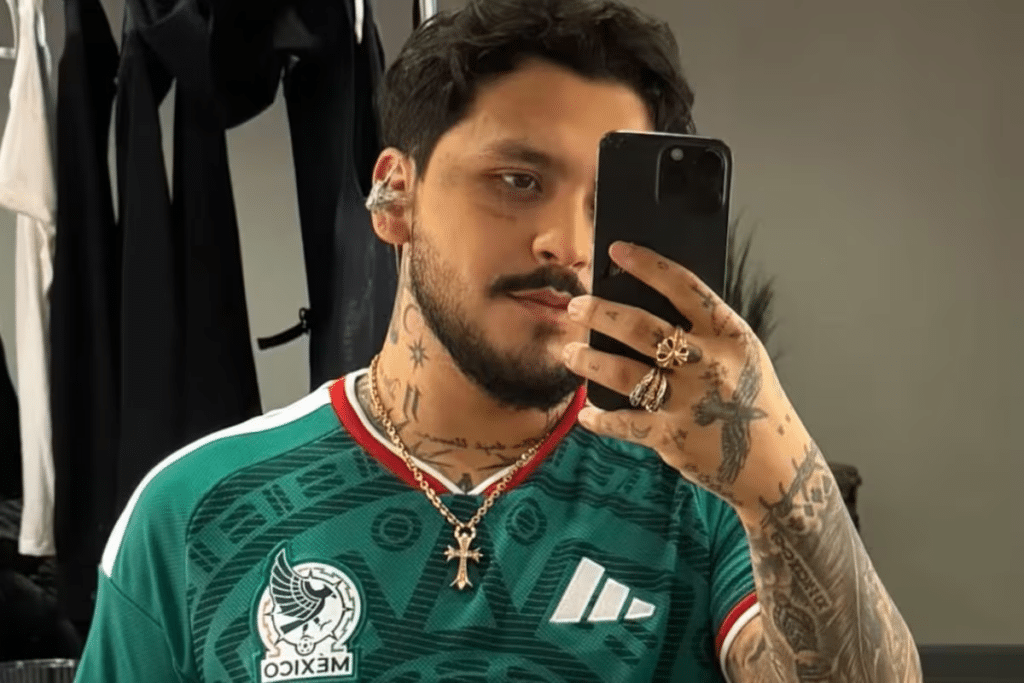 Christian Nodal se viste de México rumbo al Mundial 1 Christian