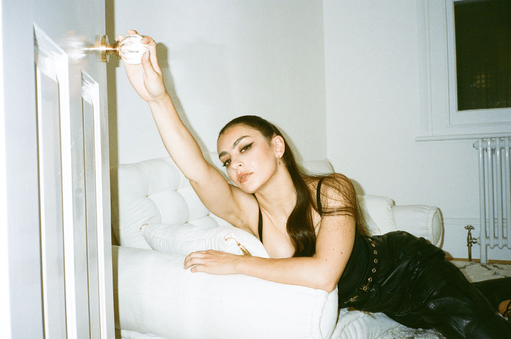 Charli xcx anuncia gira por Norteamérica con nuevo álbum 1 Charli