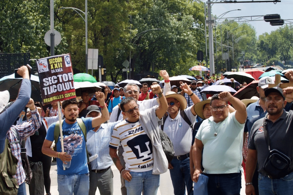 CNTE inicia huelga nacional y busca marchar hacia el Zócalo 1 CNTE
