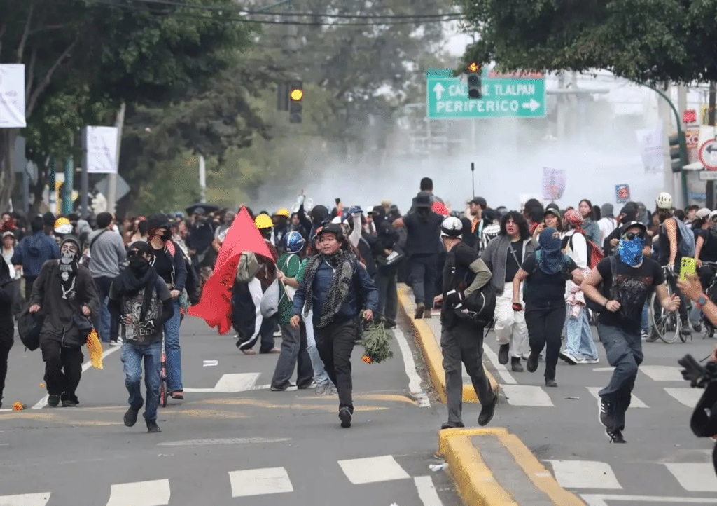 Encapuchados del bloque negro chocan con policías y provocan destrozos en el Estadio Azteca 1 image