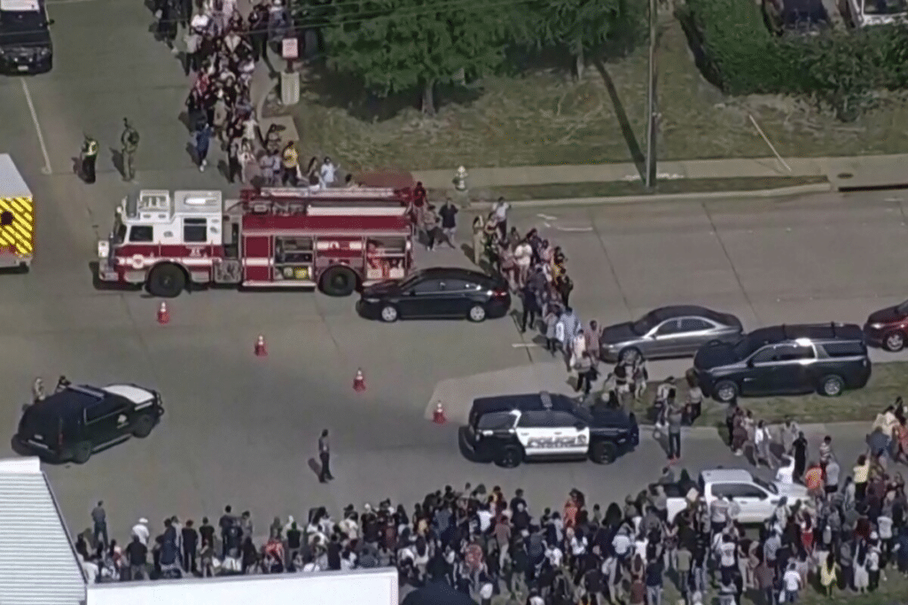 Tiroteo en Texas deja un muerto y 10 heridos; agresor se atrinchera en edificio 1 image