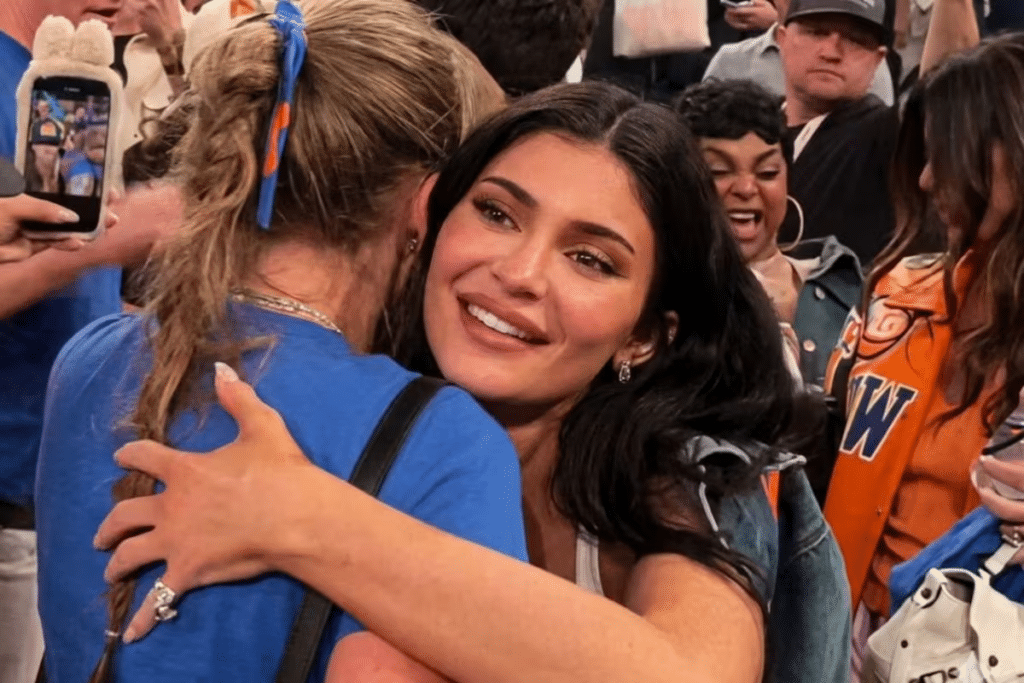 Taylor Swift abraza a Kylie Jenner en las Finales de la NBA 2026 1 Taylor