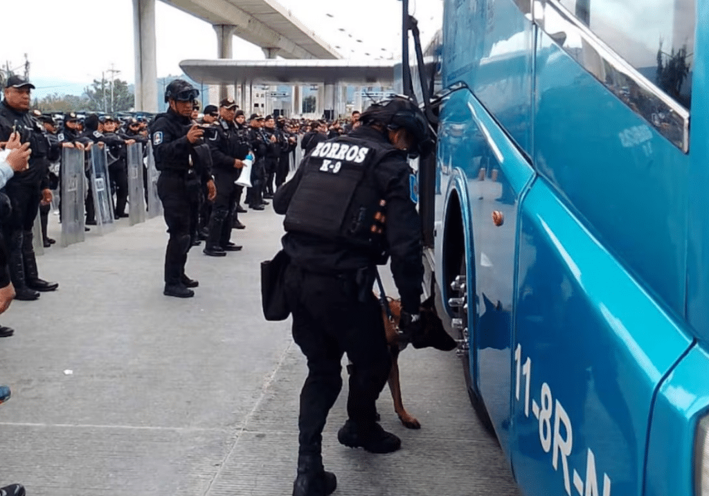 Normalistas de Ayotzinapa vandalizan caseta de Tlalpan y bloquean la autopista México-Cuernavaca 1 image