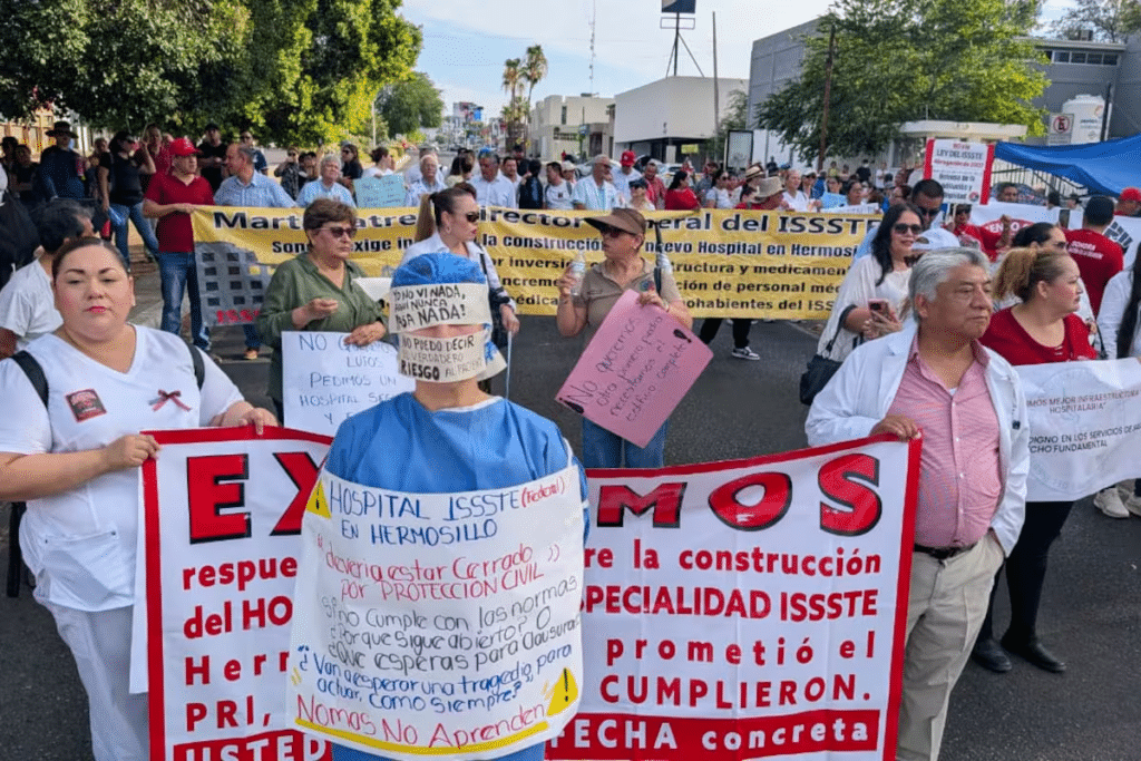 Trabajadores bloquean bulevar Morelos frente al ISSSTE en Hermosillo; exigen nuevo hospital 1 image