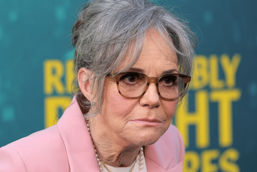 Sally Field recuerda su curiosa experiencia con Robert Mitchum 1 image