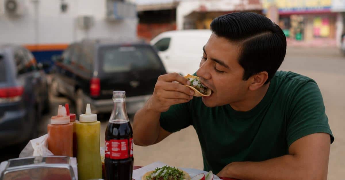 Llama Salud Sonora a extremar precauciones al consumir alimentos en la calle durante la temporada de calor