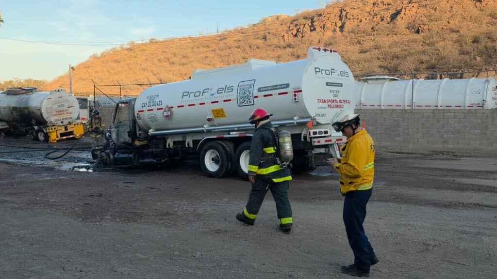 Se incendia pipa cargada con gasolina 6 150