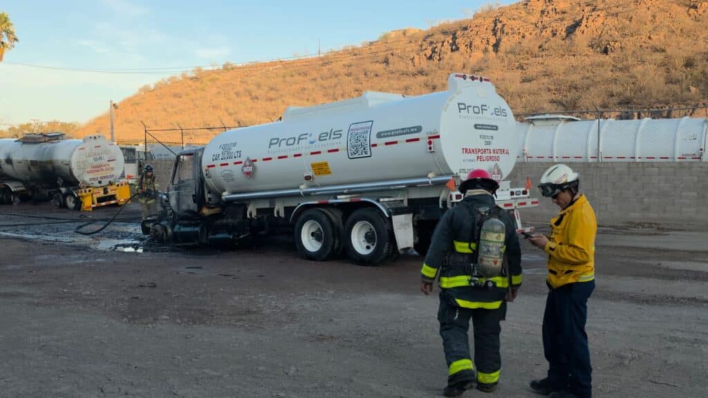 Se incendia pipa cargada con gasolina 7 151