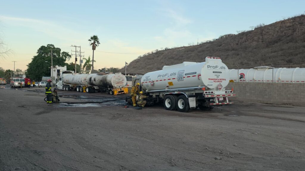 Se incendia pipa cargada con gasolina 8 156