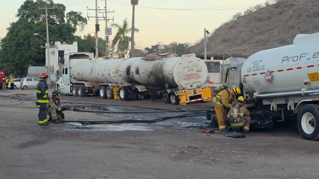 Se incendia pipa cargada con gasolina 9 157