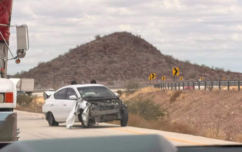 Impacta tráiler a automóvil 1 203
