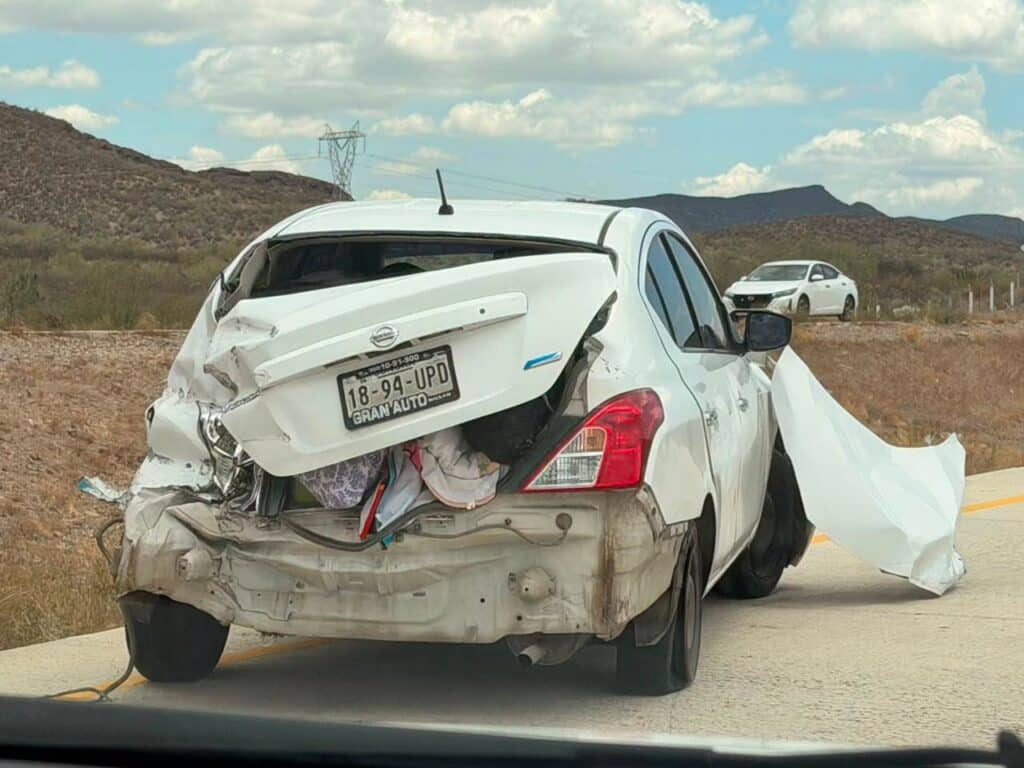 Impacta tráiler a automóvil 2 204