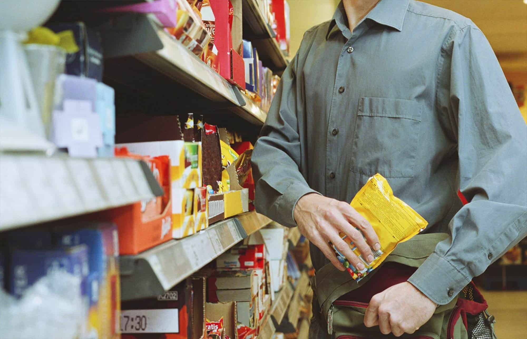 Detectan “robo hormiga” en tienda