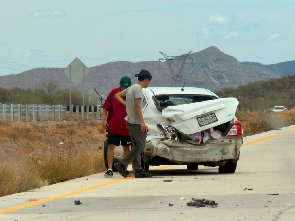 Impacta tráiler a automóvil 3 205