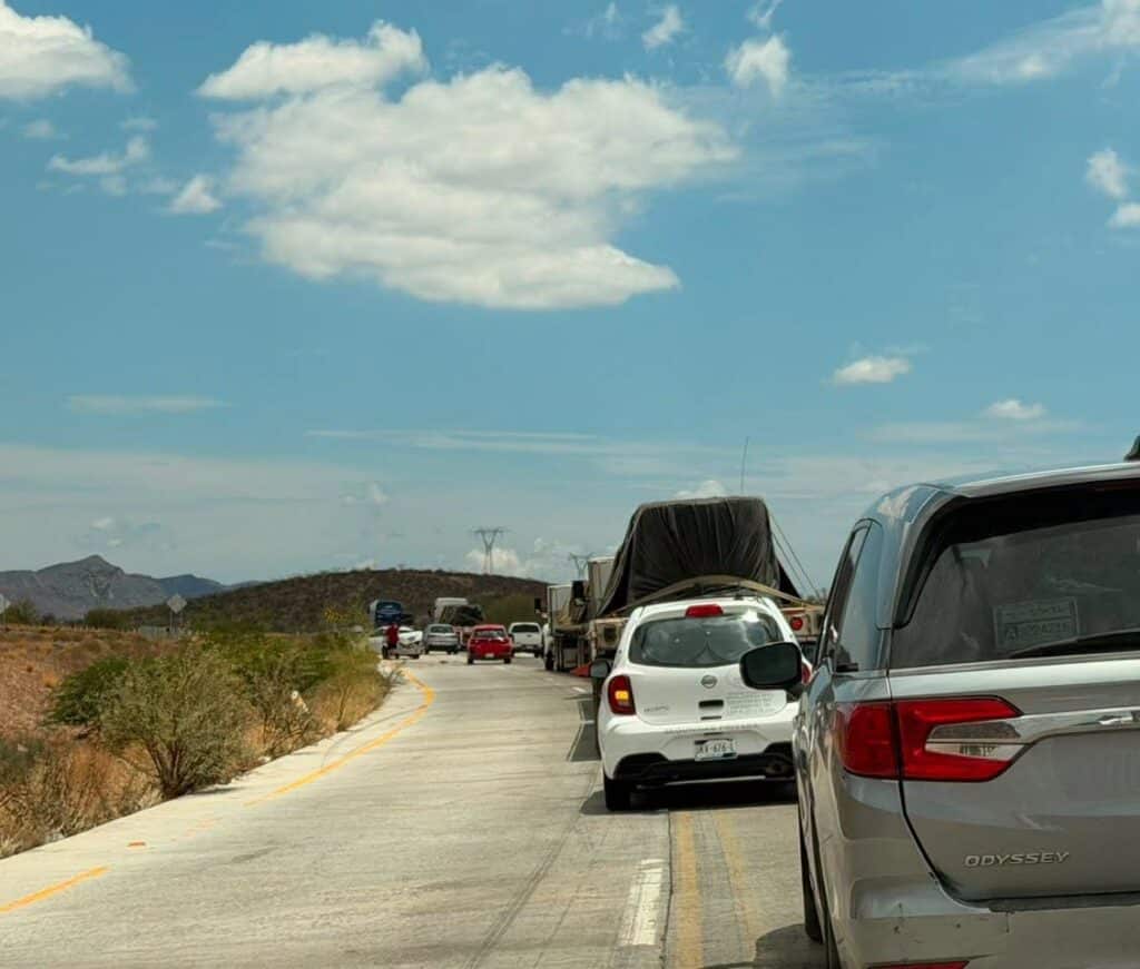 Impacta tráiler a automóvil 4 206