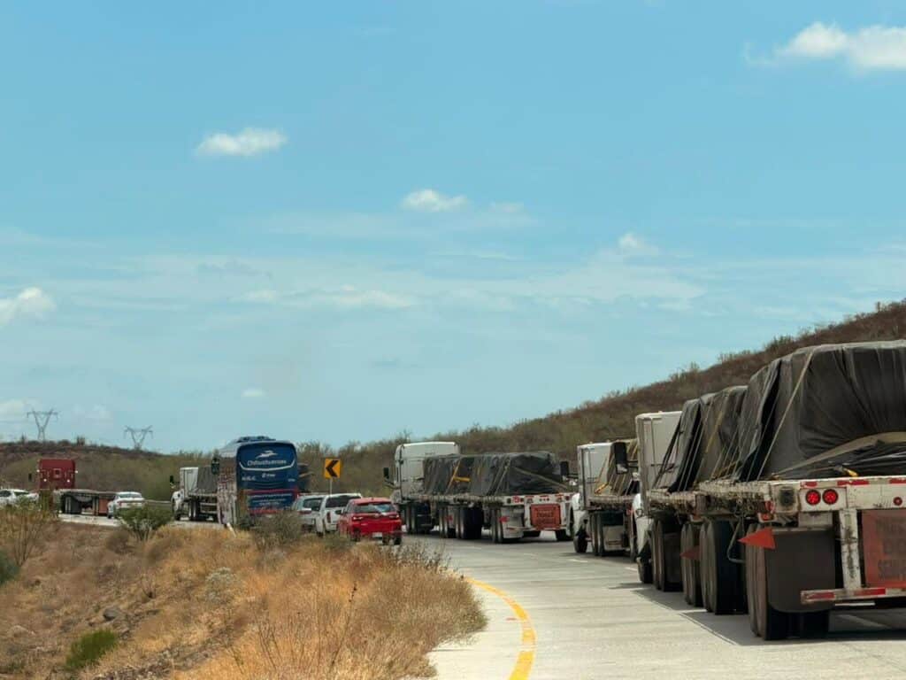 Impacta tráiler a automóvil 5 207