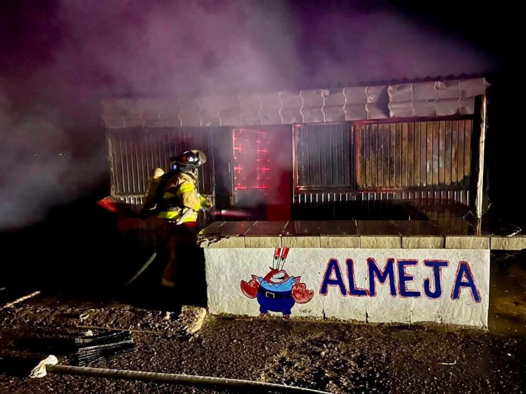 Se incendia puesto de mariscos en el Puente Douglas 1 322