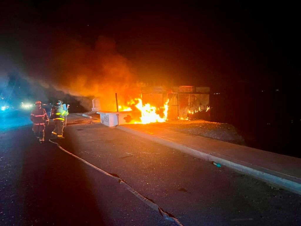 Se incendia puesto de mariscos en el Puente Douglas 2 323