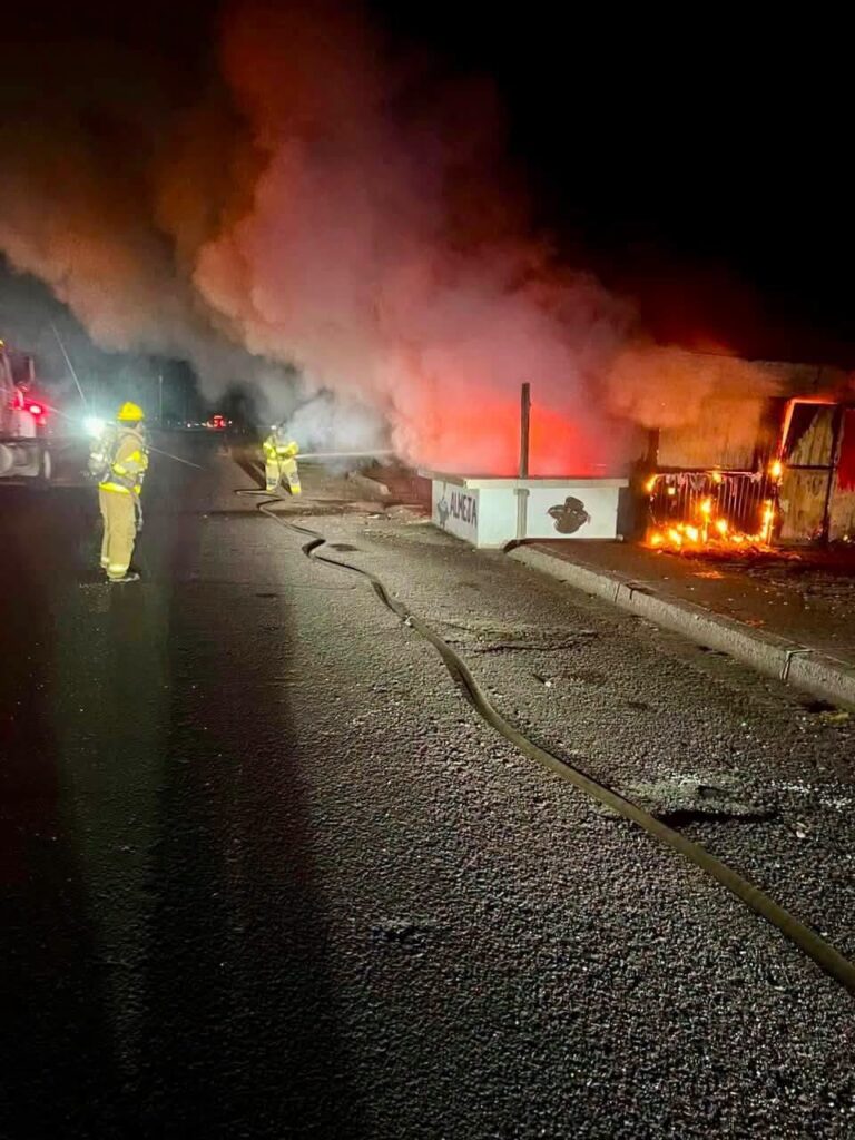 Se incendia puesto de mariscos en el Puente Douglas 3 324