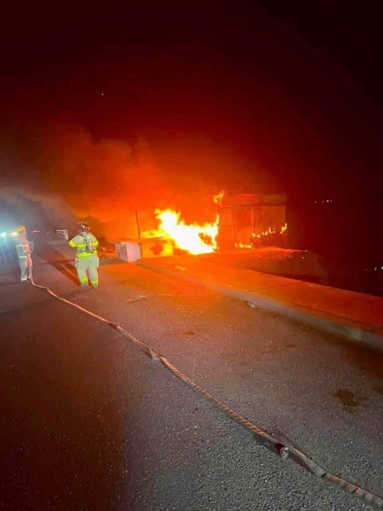 Se incendia puesto de mariscos en el Puente Douglas 4 325