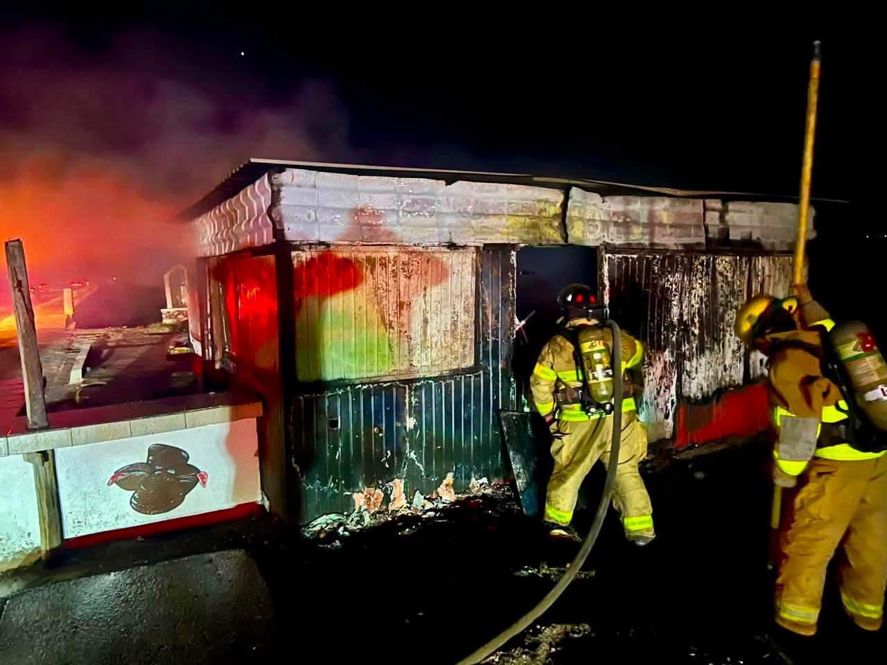 Se incendia puesto de mariscos en el Puente Douglas