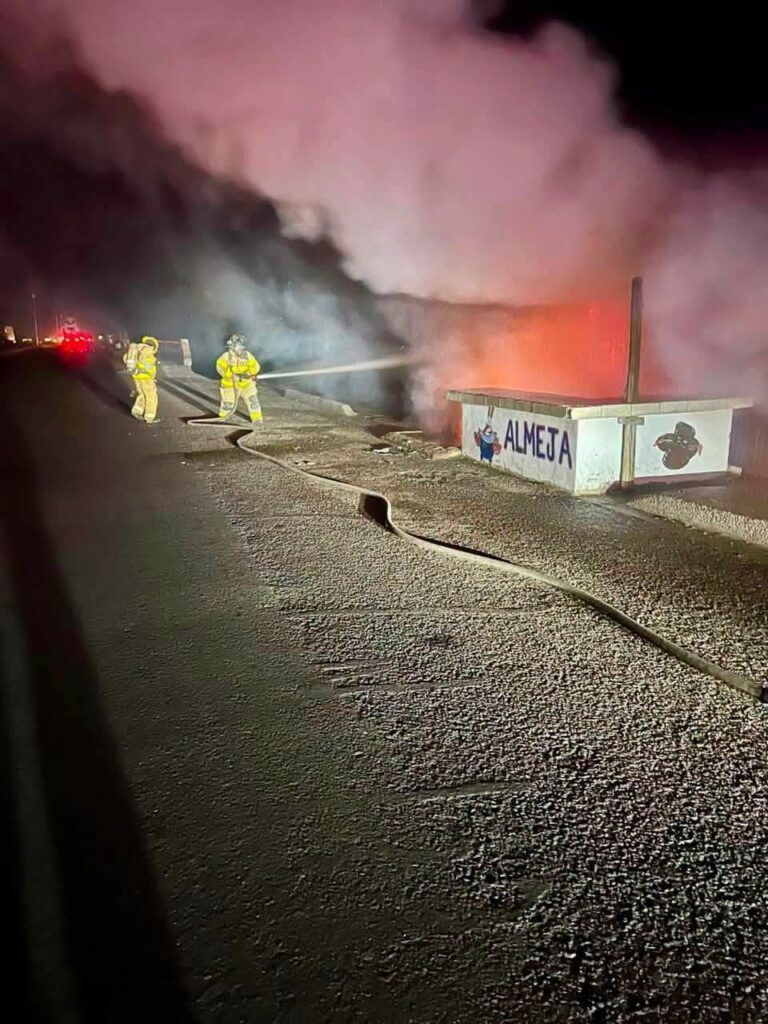 Se incendia puesto de mariscos en el Puente Douglas 6 327