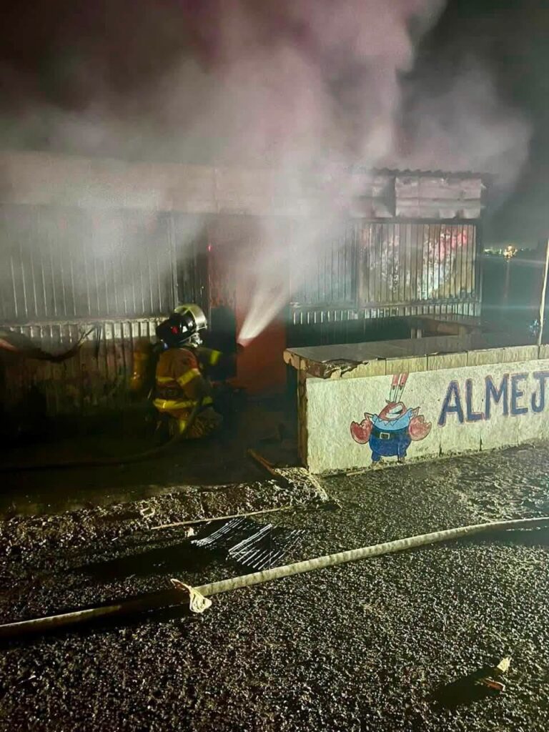Se incendia puesto de mariscos en el Puente Douglas 7 328