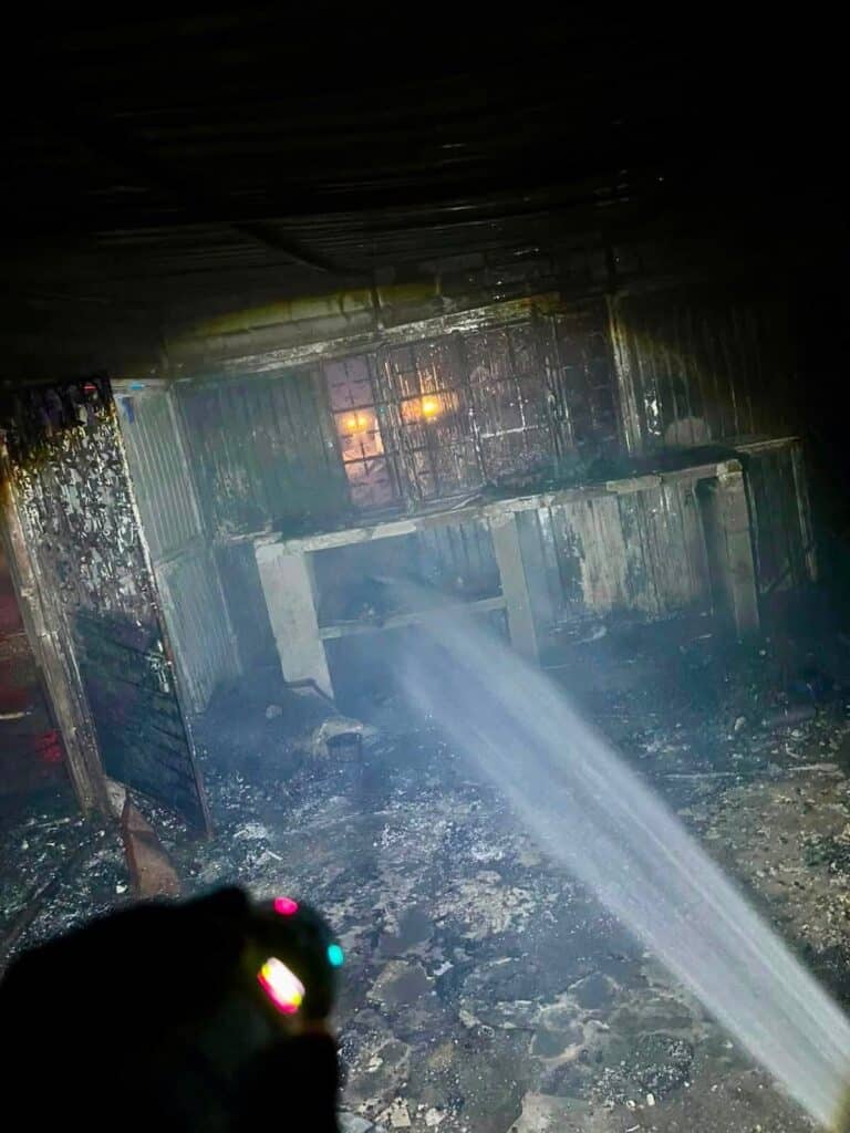 Se incendia puesto de mariscos en el Puente Douglas 8 329
