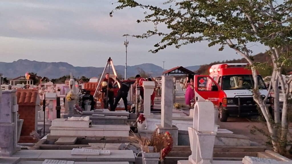 Cae hombre a cripta en el panteón 8 341