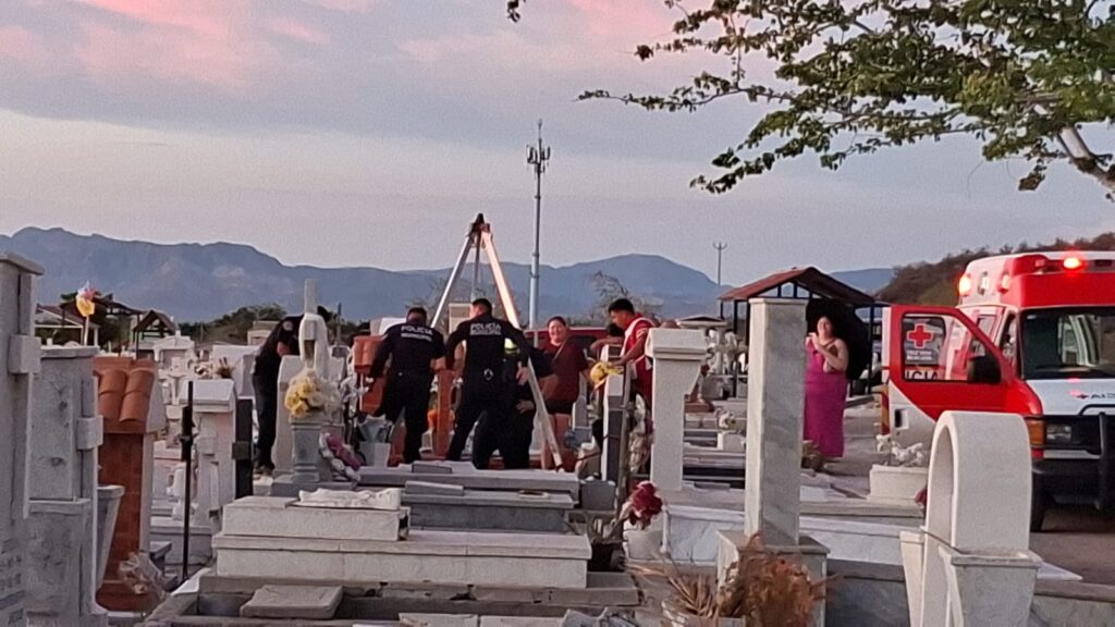 Cae hombre a cripta en el panteón 9 343