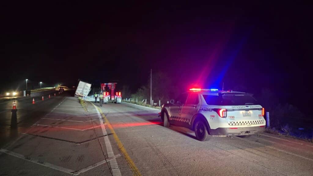 Se estrella tráiler contra estructura en el puente “El Valiente” 1 345