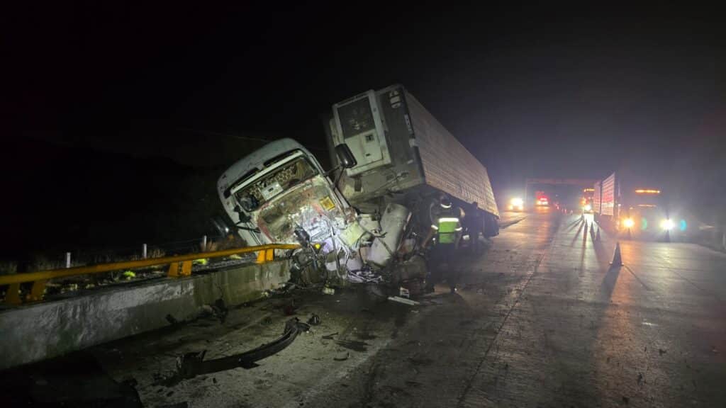 Se estrella tráiler contra estructura en el puente “El Valiente” 3 347