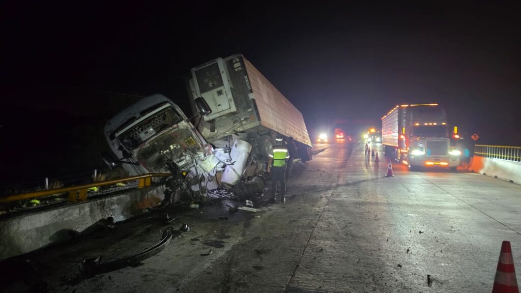 Se estrella tráiler contra estructura en el puente “El Valiente” 4 348