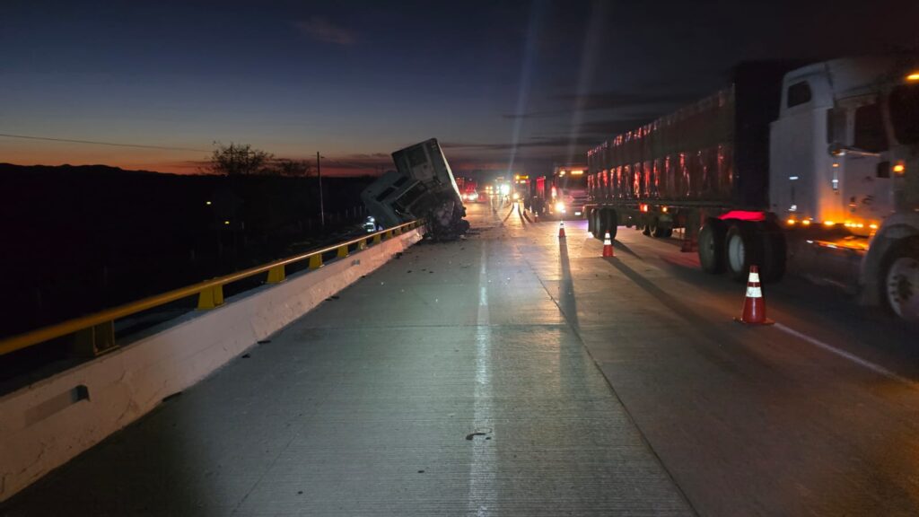 Se estrella tráiler contra estructura en el puente “El Valiente” 5 349