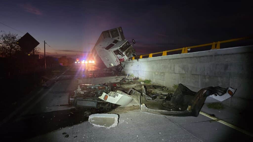 Se estrella tráiler contra estructura en el puente “El Valiente” 6 350