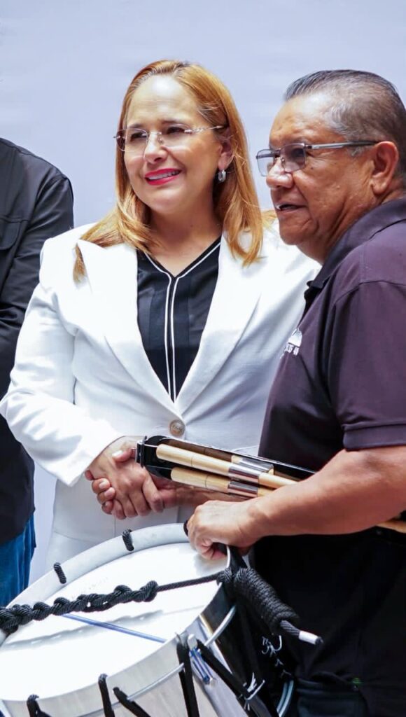 Entrega Karla Córdova equipamiento para Bandas de Guerra 1 37