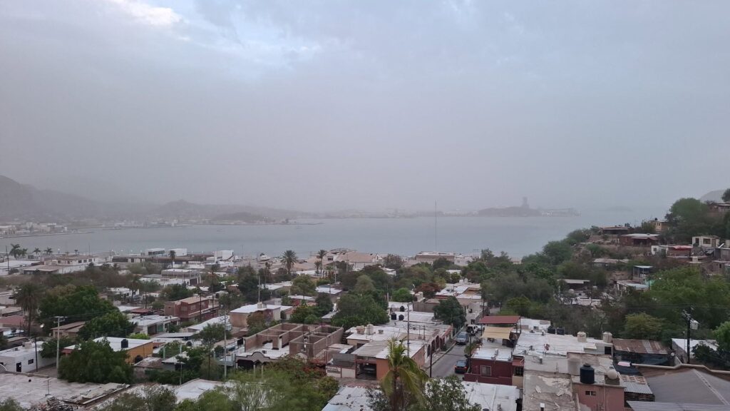 Llega remanente de tormenta de arena a la región 6 379 - copia